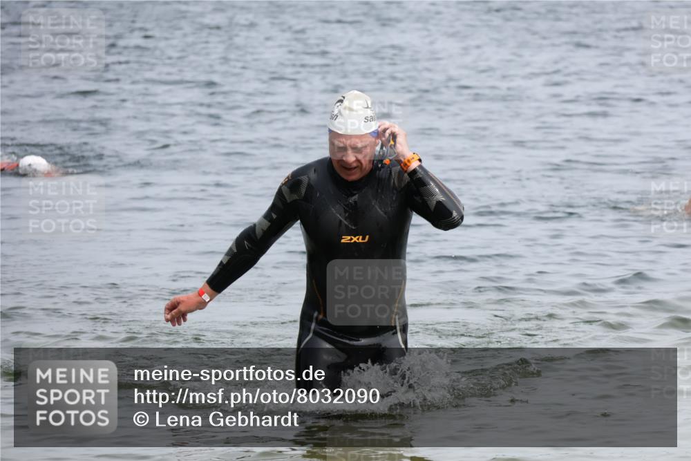 15.06.2025 - 27. Vierlanden-Triathlon Lena Gebhardt http://msf.ph/oto/8032090 15.06.2025 11:13:38 Schwimmen 966 meine-sportfotos.de
