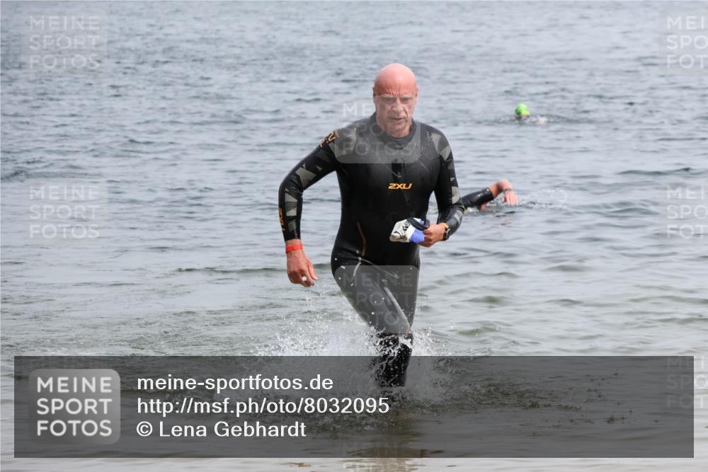 15.06.2025 - 27. Vierlanden-Triathlon Lena Gebhardt http://msf.ph/oto/8032095 15.06.2025 11:13:40 Schwimmen 966 meine-sportfotos.de