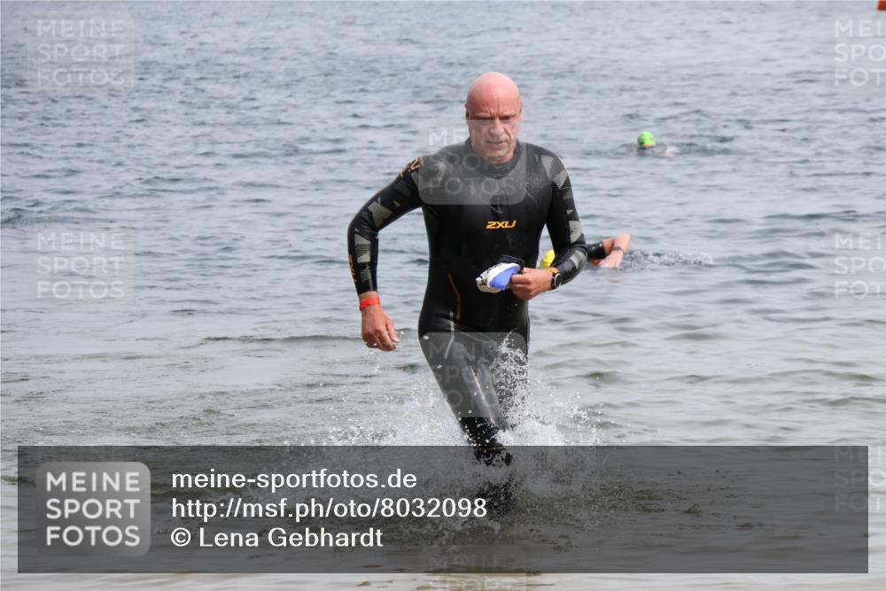 15.06.2025 - 27. Vierlanden-Triathlon Lena Gebhardt http://msf.ph/oto/8032098 15.06.2025 11:13:40 Schwimmen 966 meine-sportfotos.de