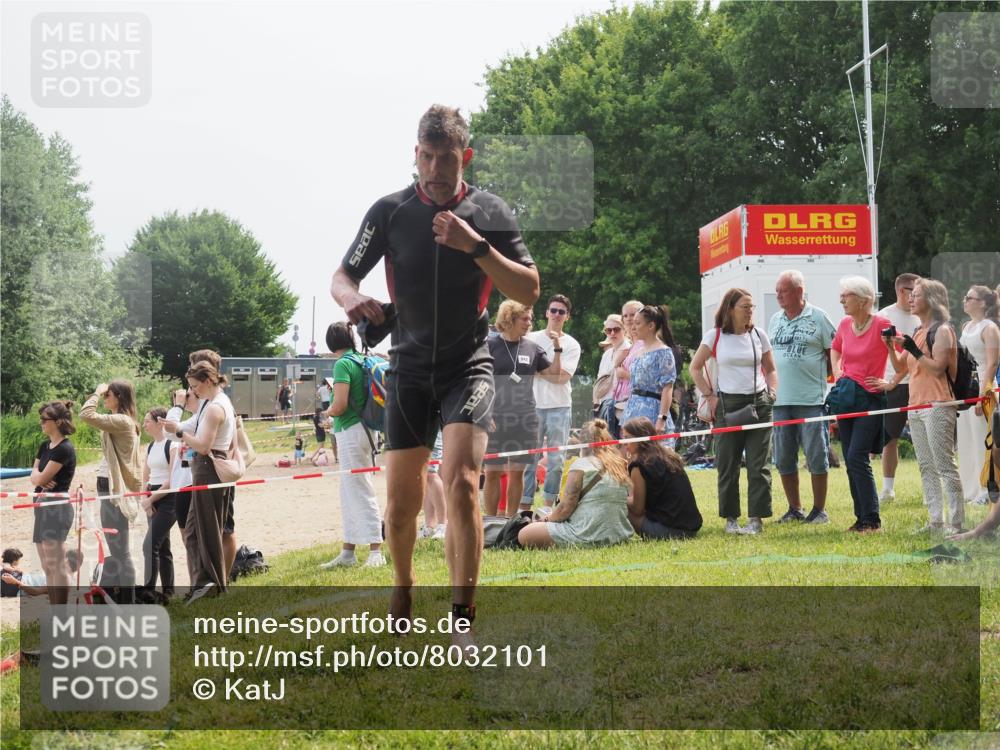 15.06.2025 - 27. Vierlanden-Triathlon KatJ http://msf.ph/oto/8032101 15.06.2025 11:11:45 Schwimmen 742, 791 meine-sportfotos.de