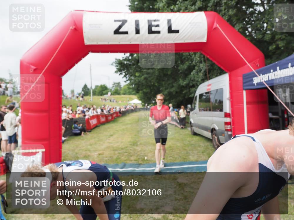 21.06.2025 - 27. Vierlanden-Triathlon MichiJ http://msf.ph/oto/8032106 15.06.2026 12:49:22 Ziel 764, 984, 986, 987, 988 meine-sportfotos.de