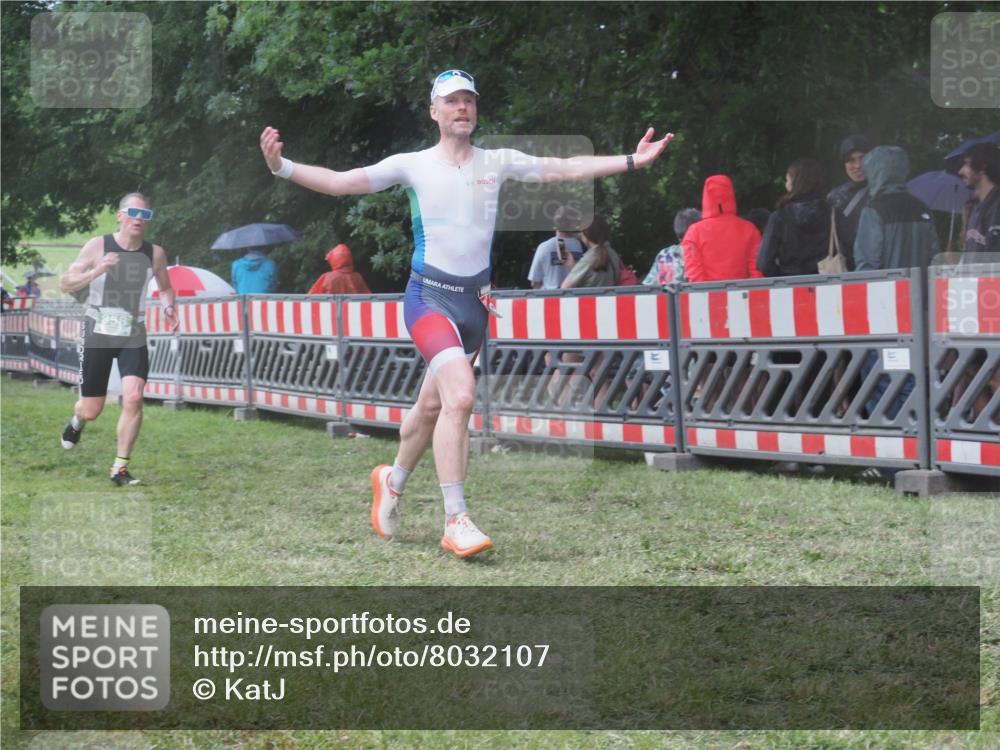 21.06.2025 - 27. Vierlanden-Triathlon KatJ http://msf.ph/oto/8032107 15.06.2025 13:42:22 Ziel 139, 858 meine-sportfotos.de