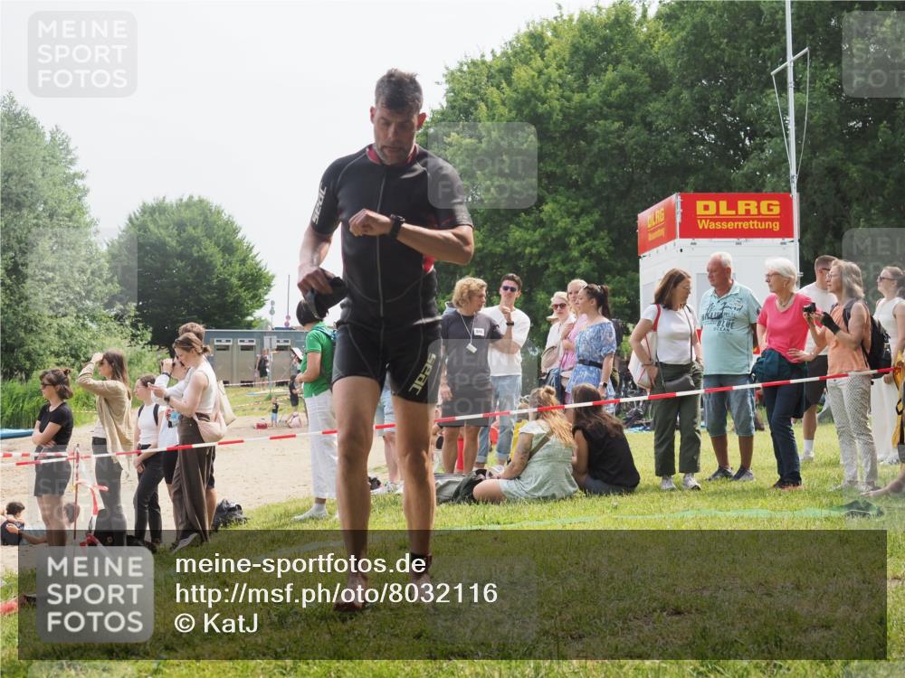 15.06.2025 - 27. Vierlanden-Triathlon KatJ http://msf.ph/oto/8032116 15.06.2025 11:11:45 Schwimmen 742, 791 meine-sportfotos.de