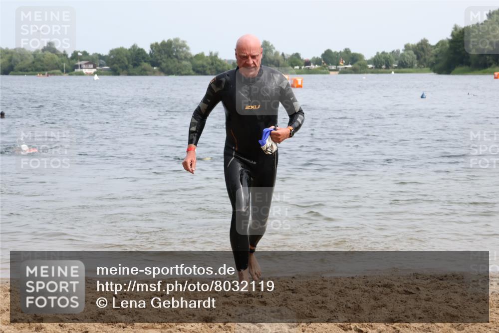 15.06.2025 - 27. Vierlanden-Triathlon Lena Gebhardt http://msf.ph/oto/8032119 15.06.2025 11:13:43 Schwimmen 966 meine-sportfotos.de