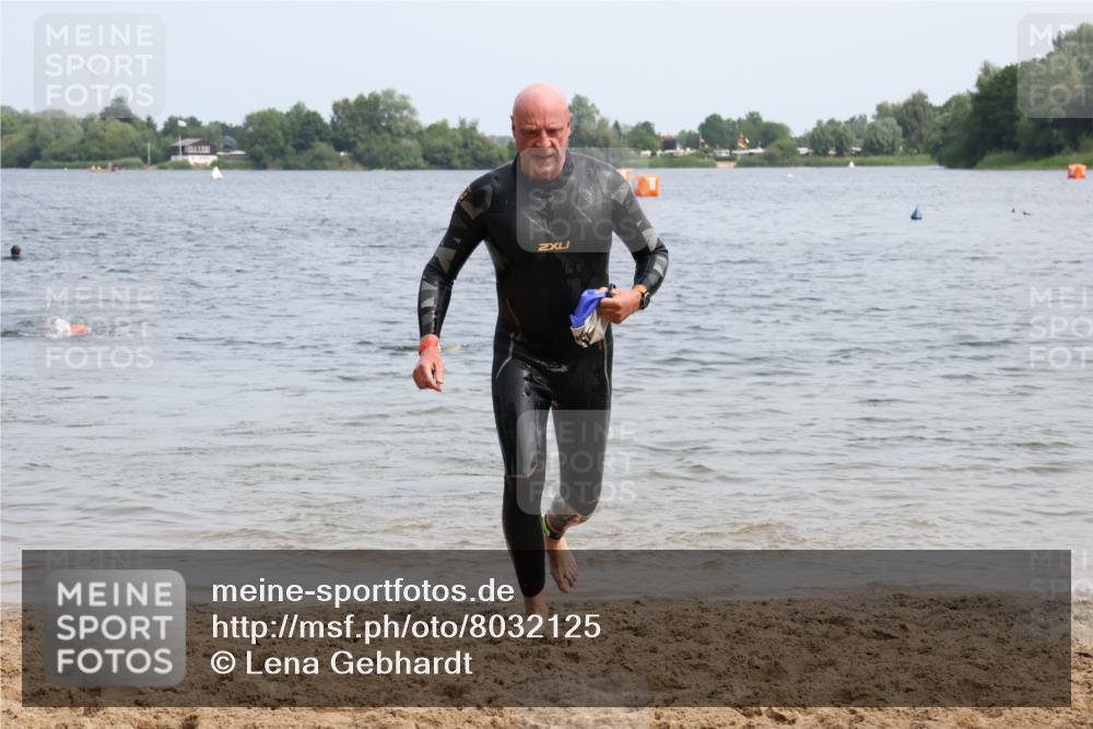 15.06.2025 - 27. Vierlanden-Triathlon Lena Gebhardt http://msf.ph/oto/8032125 15.06.2025 11:13:43 Schwimmen 966 meine-sportfotos.de