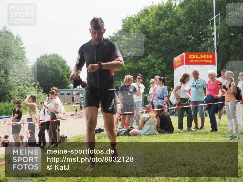 15.06.2025 - 27. Vierlanden-Triathlon KatJ http://msf.ph/oto/8032128 15.06.2025 11:11:46 Schwimmen 742, 791 meine-sportfotos.de