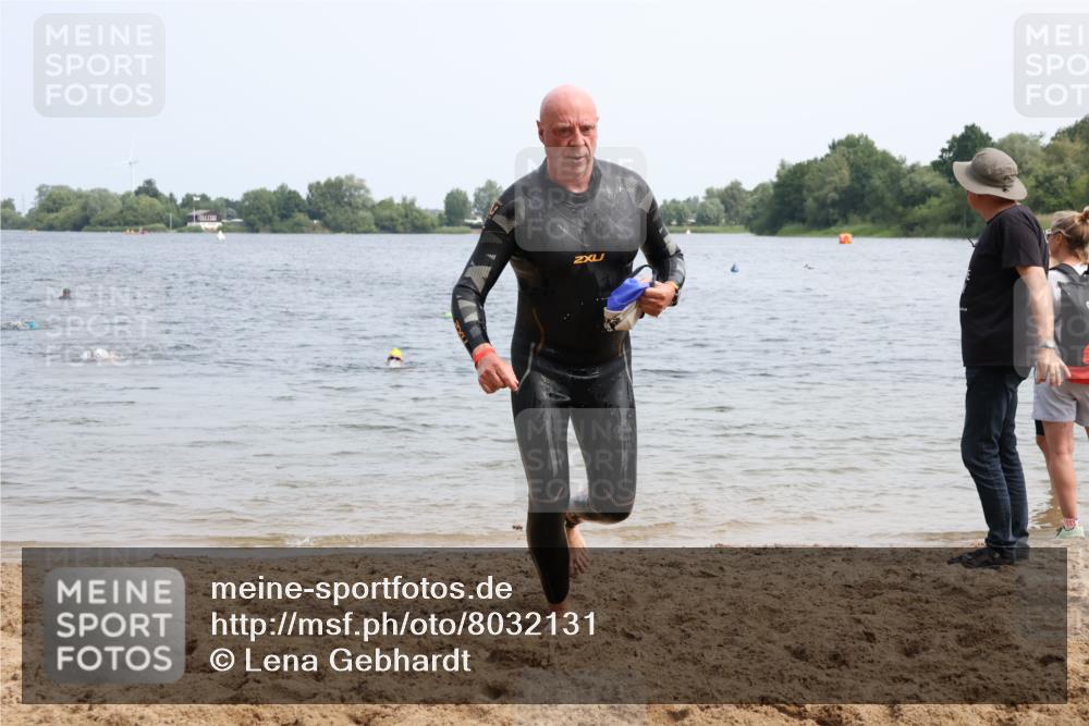 15.06.2025 - 27. Vierlanden-Triathlon Lena Gebhardt http://msf.ph/oto/8032131 15.06.2025 11:13:43 Schwimmen 966 meine-sportfotos.de