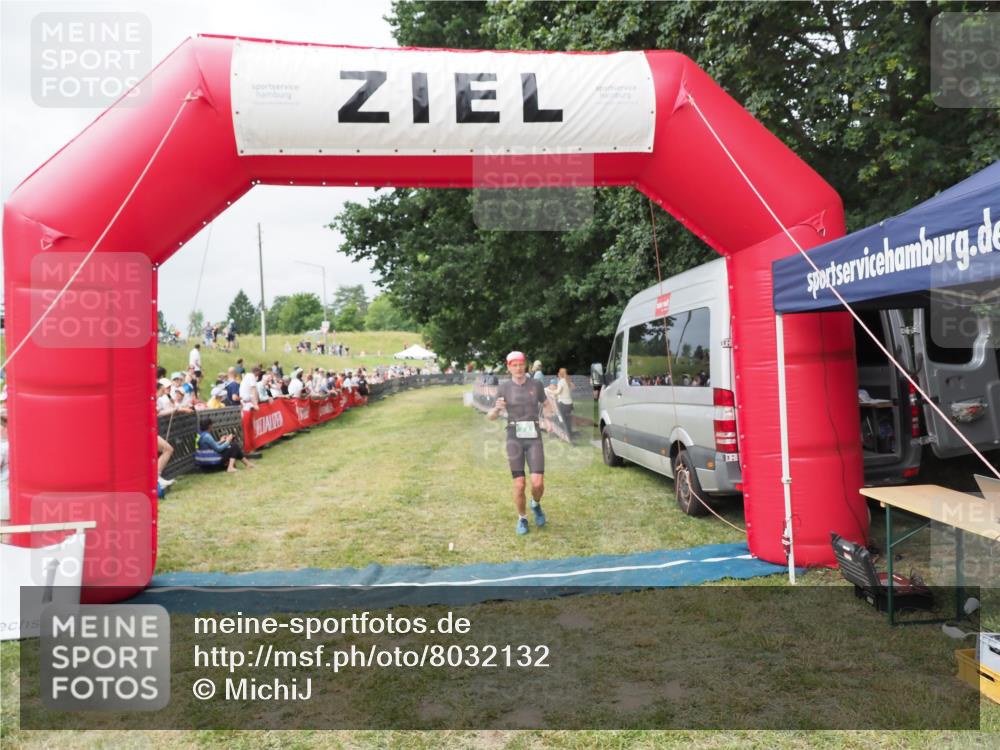 21.06.2025 - 27. Vierlanden-Triathlon MichiJ http://msf.ph/oto/8032132 15.06.2026 12:49:47 Ziel 771 meine-sportfotos.de