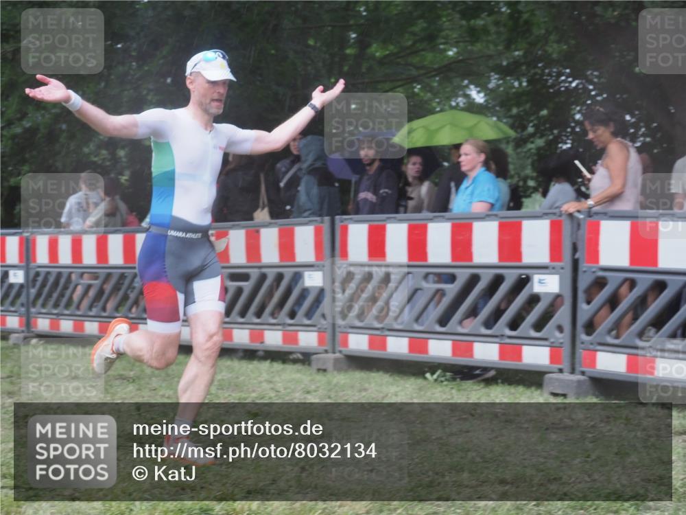 21.06.2025 - 27. Vierlanden-Triathlon KatJ http://msf.ph/oto/8032134 15.06.2025 13:42:23 Ziel 93, 139, 858 meine-sportfotos.de