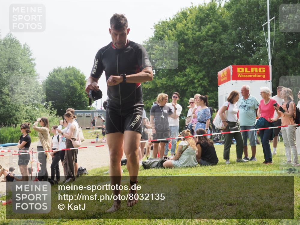 15.06.2025 - 27. Vierlanden-Triathlon KatJ http://msf.ph/oto/8032135 15.06.2025 11:11:46 Schwimmen 742, 791 meine-sportfotos.de