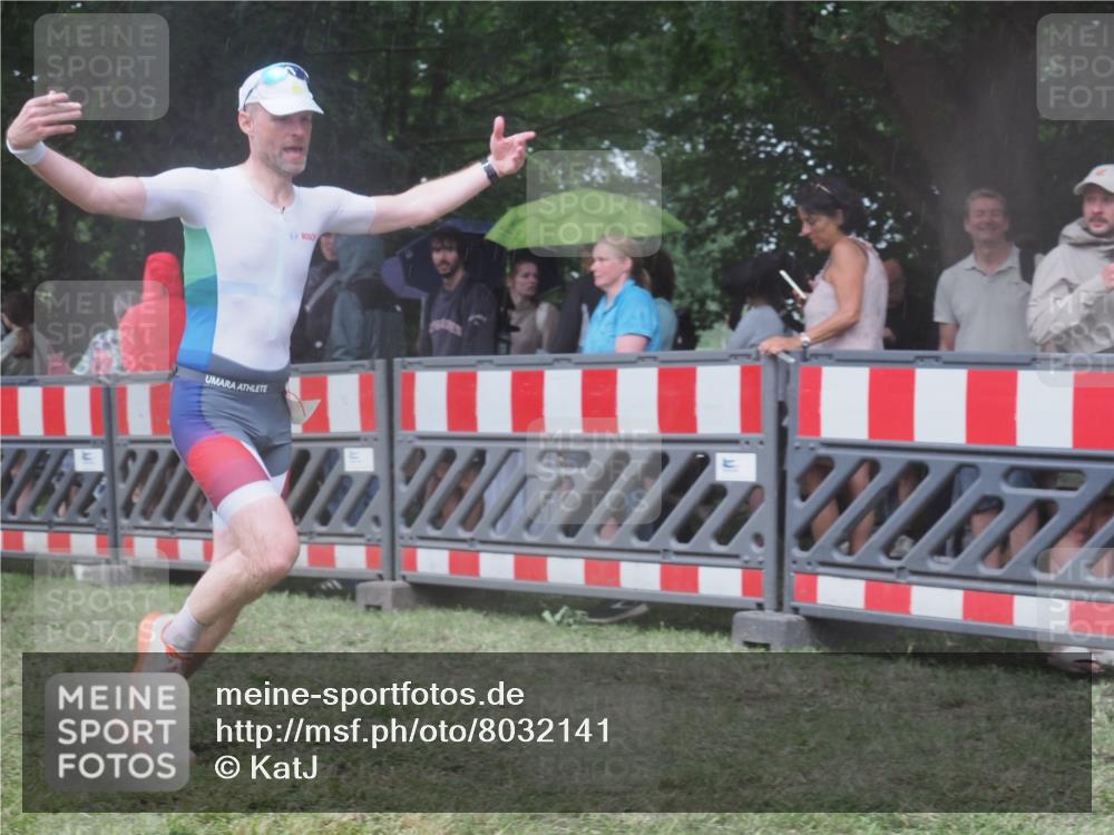 21.06.2025 - 27. Vierlanden-Triathlon KatJ http://msf.ph/oto/8032141 15.06.2025 13:42:23 Ziel 93, 139, 858 meine-sportfotos.de