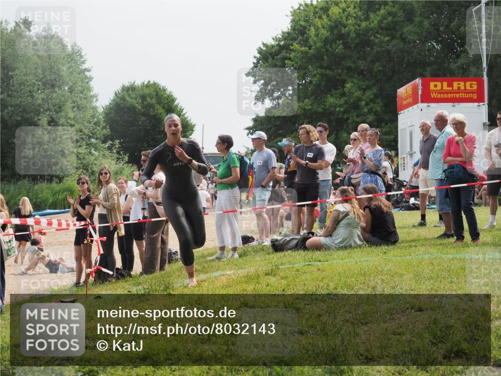 15.06.2025 - 27. Vierlanden-Triathlon KatJ http://msf.ph/oto/8032143 15.06.2025 11:12:05 Schwimmen 921, 934 meine-sportfotos.de