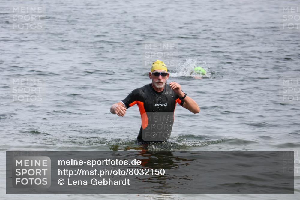15.06.2025 - 27. Vierlanden-Triathlon Lena Gebhardt http://msf.ph/oto/8032150 15.06.2025 11:13:50 Schwimmen 966 meine-sportfotos.de