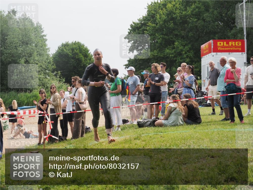 15.06.2025 - 27. Vierlanden-Triathlon KatJ http://msf.ph/oto/8032157 15.06.2025 11:12:05 Schwimmen 921, 934 meine-sportfotos.de