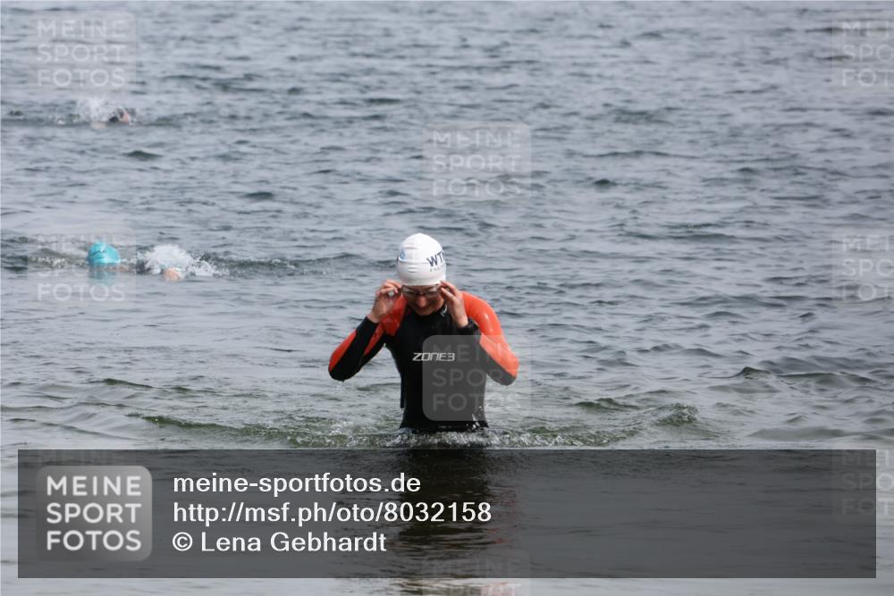 15.06.2025 - 27. Vierlanden-Triathlon Lena Gebhardt http://msf.ph/oto/8032158 15.06.2025 11:13:52 Schwimmen 920, 966 meine-sportfotos.de