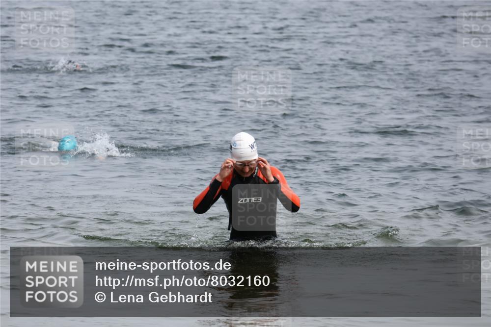 15.06.2025 - 27. Vierlanden-Triathlon Lena Gebhardt http://msf.ph/oto/8032160 15.06.2025 11:13:52 Schwimmen 920, 966 meine-sportfotos.de
