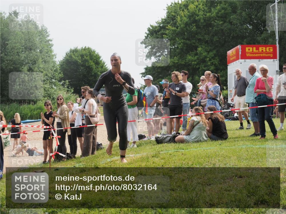 15.06.2025 - 27. Vierlanden-Triathlon KatJ http://msf.ph/oto/8032164 15.06.2025 11:12:05 Schwimmen 921, 934 meine-sportfotos.de