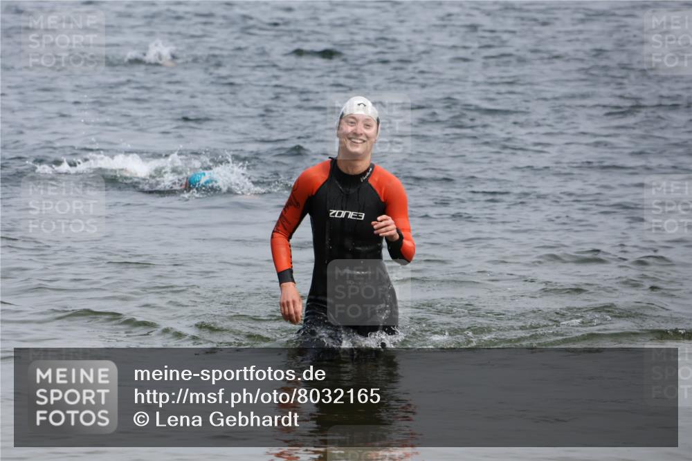 15.06.2025 - 27. Vierlanden-Triathlon Lena Gebhardt http://msf.ph/oto/8032165 15.06.2025 11:13:53 Schwimmen 920, 966 meine-sportfotos.de