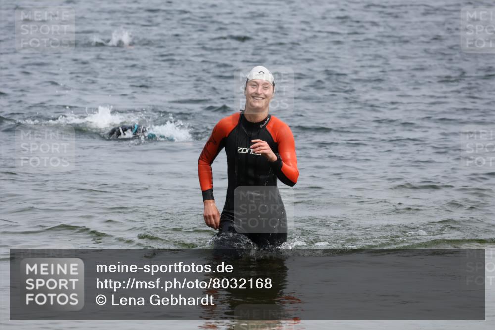15.06.2025 - 27. Vierlanden-Triathlon Lena Gebhardt http://msf.ph/oto/8032168 15.06.2025 11:13:53 Schwimmen 920, 966 meine-sportfotos.de