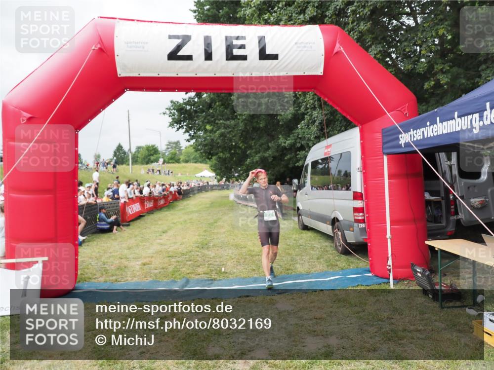 21.06.2025 - 27. Vierlanden-Triathlon MichiJ http://msf.ph/oto/8032169 15.06.2026 12:49:48 Ziel 771 meine-sportfotos.de