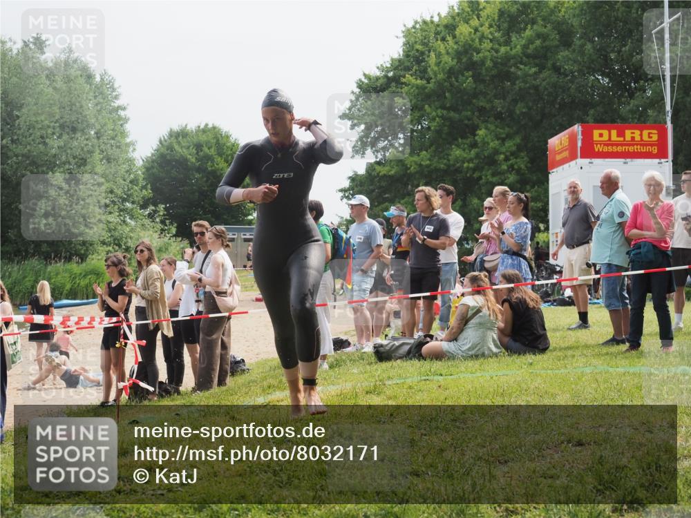 15.06.2025 - 27. Vierlanden-Triathlon KatJ http://msf.ph/oto/8032171 15.06.2025 11:12:06 Schwimmen 921, 934 meine-sportfotos.de