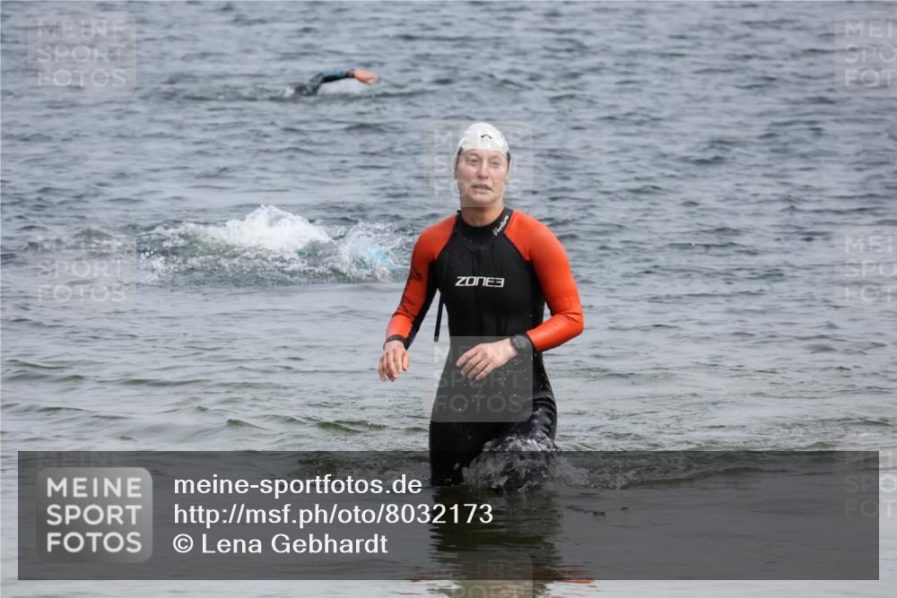 15.06.2025 - 27. Vierlanden-Triathlon Lena Gebhardt http://msf.ph/oto/8032173 15.06.2025 11:13:54 Schwimmen 920 meine-sportfotos.de