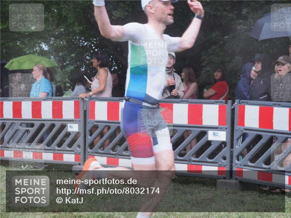 21.06.2025 - 27. Vierlanden-Triathlon KatJ http://msf.ph/oto/8032174 15.06.2025 13:42:24 Ziel 93, 139, 858 meine-sportfotos.de