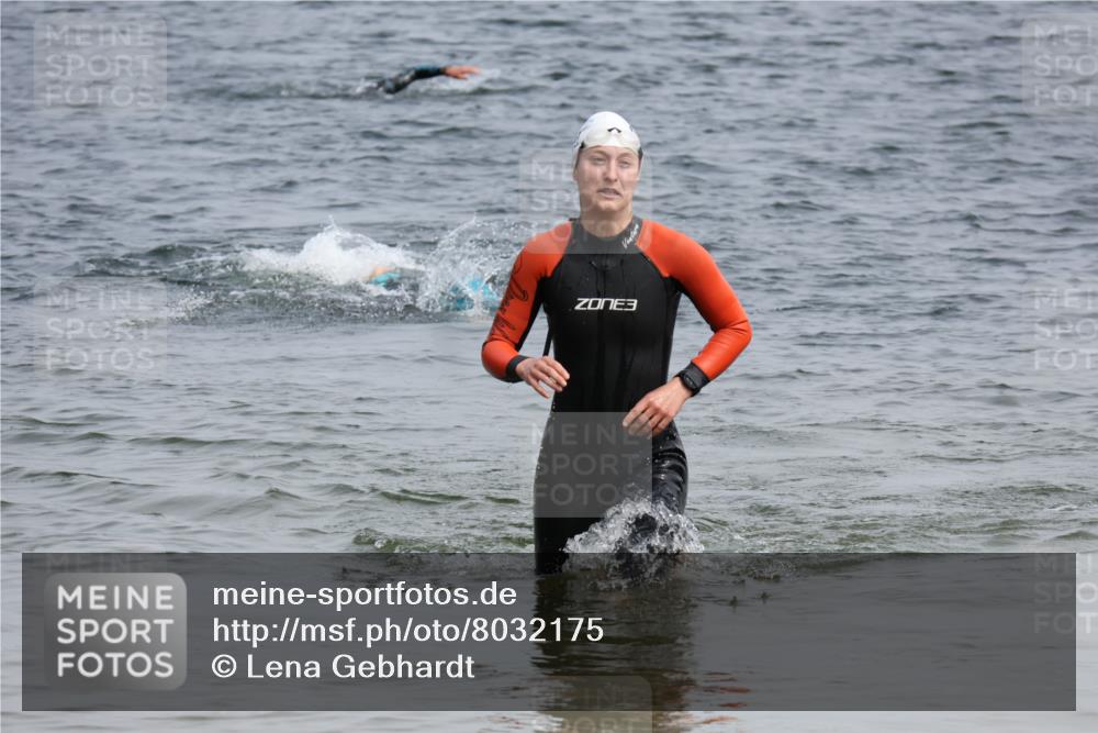 15.06.2025 - 27. Vierlanden-Triathlon Lena Gebhardt http://msf.ph/oto/8032175 15.06.2025 11:13:54 Schwimmen 920 meine-sportfotos.de