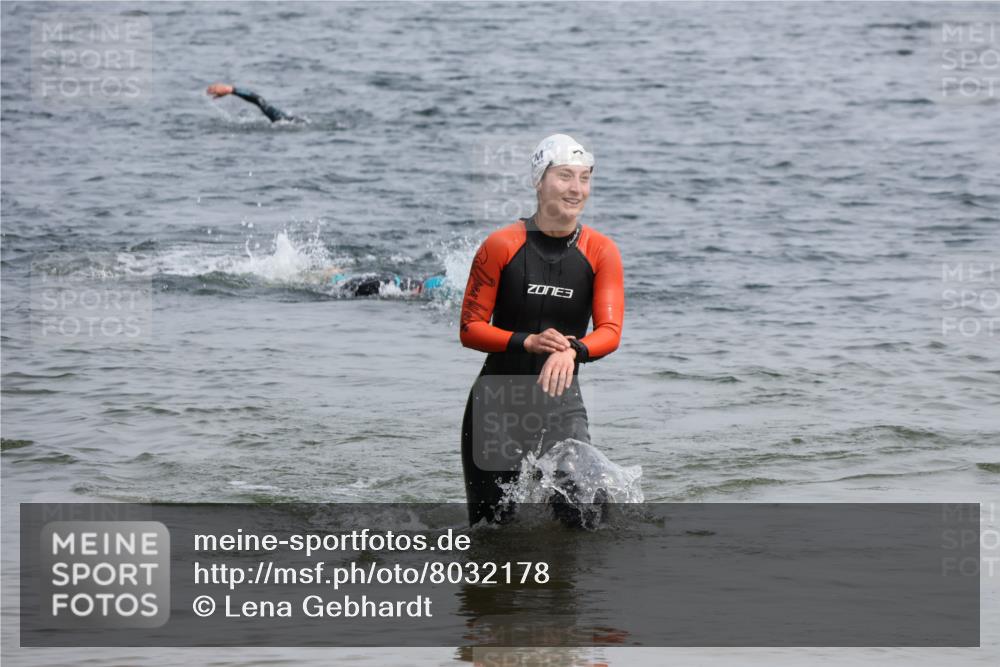 15.06.2025 - 27. Vierlanden-Triathlon Lena Gebhardt http://msf.ph/oto/8032178 15.06.2025 11:13:55 Schwimmen 800, 920 meine-sportfotos.de