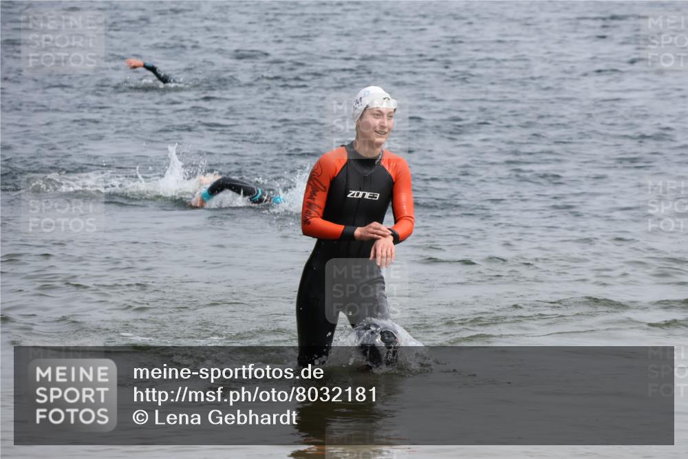 15.06.2025 - 27. Vierlanden-Triathlon Lena Gebhardt http://msf.ph/oto/8032181 15.06.2025 11:13:55 Schwimmen 800, 920 meine-sportfotos.de