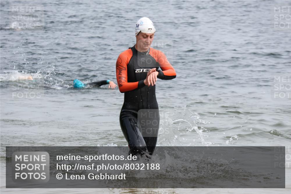 15.06.2025 - 27. Vierlanden-Triathlon Lena Gebhardt http://msf.ph/oto/8032188 15.06.2025 11:13:56 Schwimmen 800, 920 meine-sportfotos.de