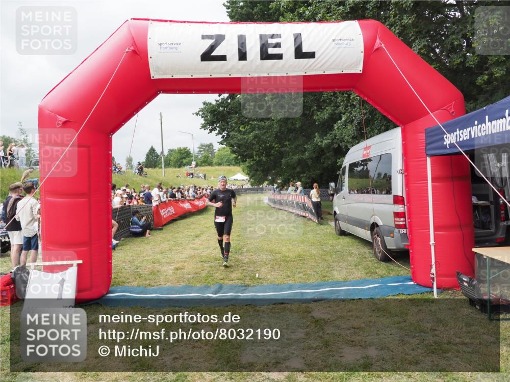21.06.2025 - 27. Vierlanden-Triathlon MichiJ http://msf.ph/oto/8032190 15.06.2026 12:50:19 Ziel 100 meine-sportfotos.de