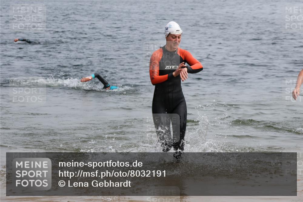 15.06.2025 - 27. Vierlanden-Triathlon Lena Gebhardt http://msf.ph/oto/8032191 15.06.2025 11:13:57 Schwimmen 800, 920 meine-sportfotos.de