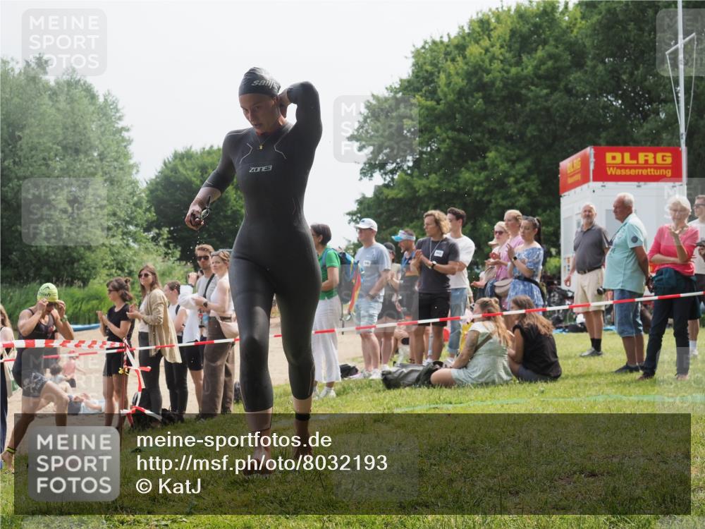 15.06.2025 - 27. Vierlanden-Triathlon KatJ http://msf.ph/oto/8032193 15.06.2025 11:12:06 Schwimmen 921, 934 meine-sportfotos.de