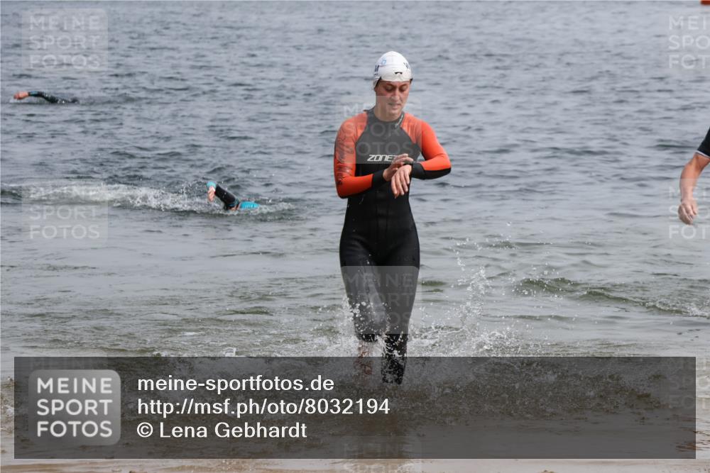 15.06.2025 - 27. Vierlanden-Triathlon Lena Gebhardt http://msf.ph/oto/8032194 15.06.2025 11:13:57 Schwimmen 800, 920 meine-sportfotos.de