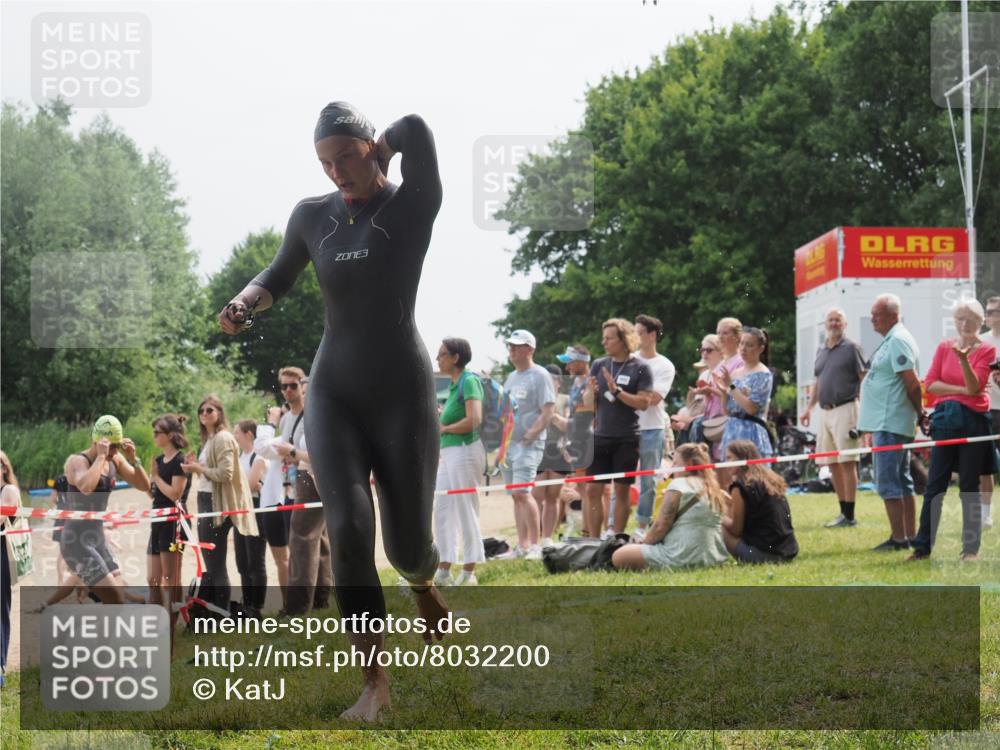15.06.2025 - 27. Vierlanden-Triathlon KatJ http://msf.ph/oto/8032200 15.06.2025 11:12:06 Schwimmen 921, 934 meine-sportfotos.de
