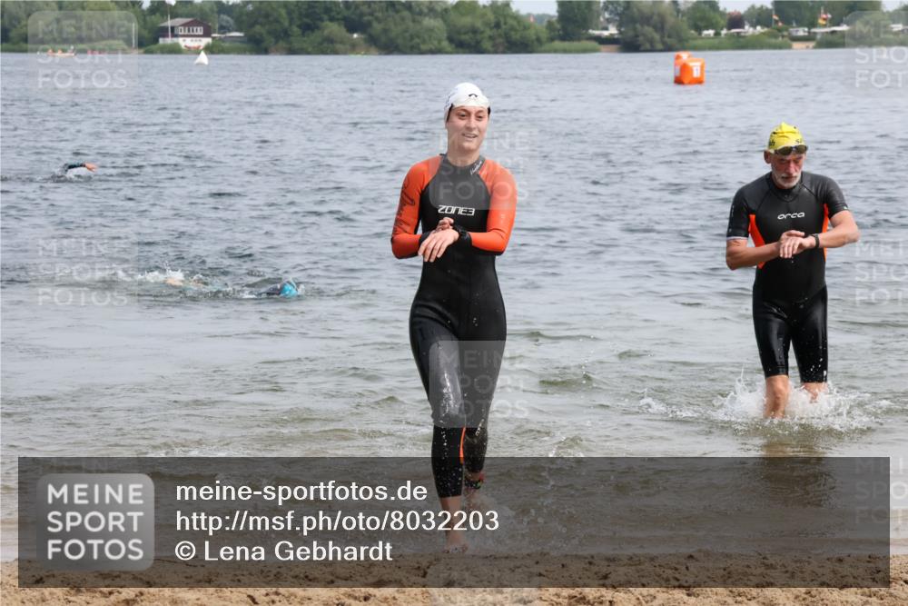 15.06.2025 - 27. Vierlanden-Triathlon Lena Gebhardt http://msf.ph/oto/8032203 15.06.2025 11:13:58 Schwimmen 800, 904, 920 meine-sportfotos.de