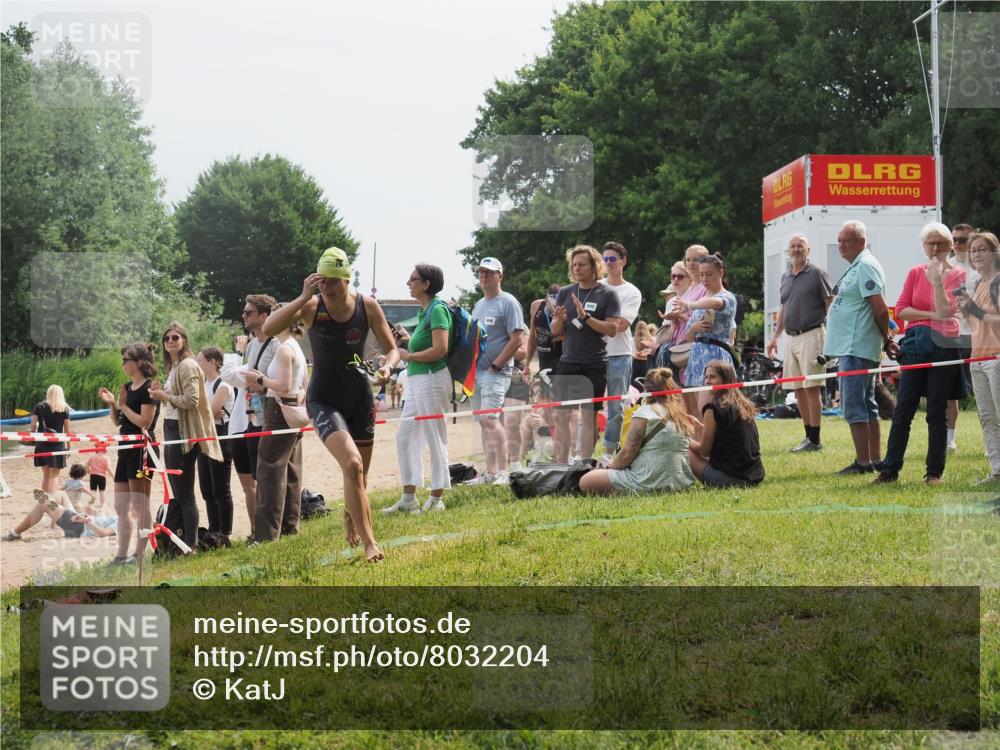 15.06.2025 - 27. Vierlanden-Triathlon KatJ http://msf.ph/oto/8032204 15.06.2025 11:12:07 Schwimmen 921, 934 meine-sportfotos.de
