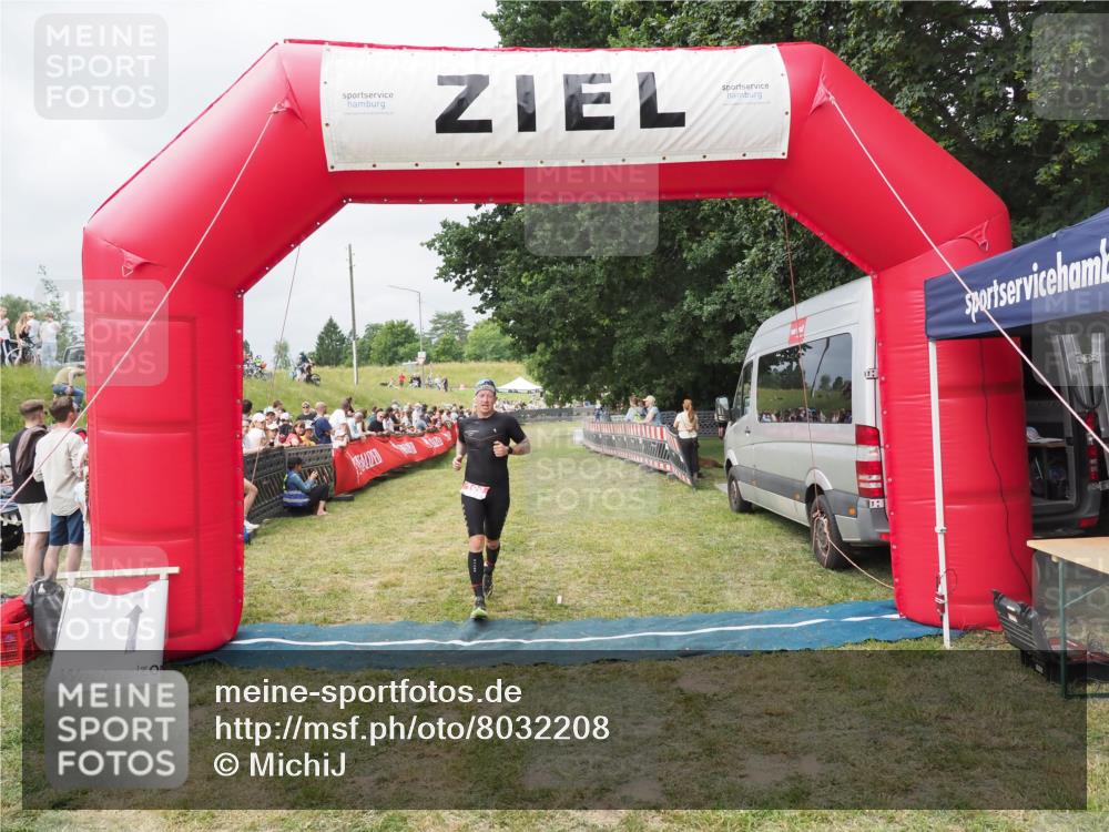 21.06.2025 - 27. Vierlanden-Triathlon MichiJ http://msf.ph/oto/8032208 15.06.2026 12:50:19 Ziel 100 meine-sportfotos.de