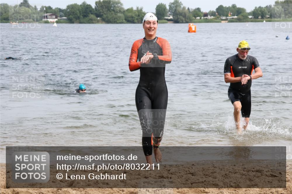15.06.2025 - 27. Vierlanden-Triathlon Lena Gebhardt http://msf.ph/oto/8032211 15.06.2025 11:13:58 Schwimmen 800, 904, 920 meine-sportfotos.de