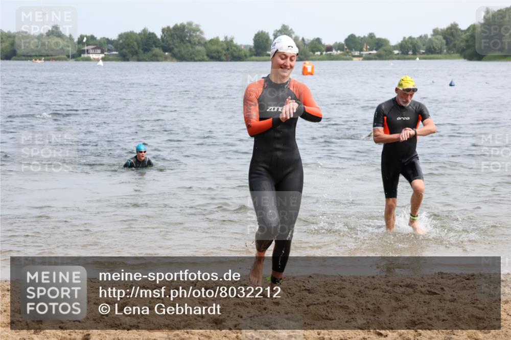 15.06.2025 - 27. Vierlanden-Triathlon Lena Gebhardt http://msf.ph/oto/8032212 15.06.2025 11:13:59 Schwimmen 800, 904, 920 meine-sportfotos.de