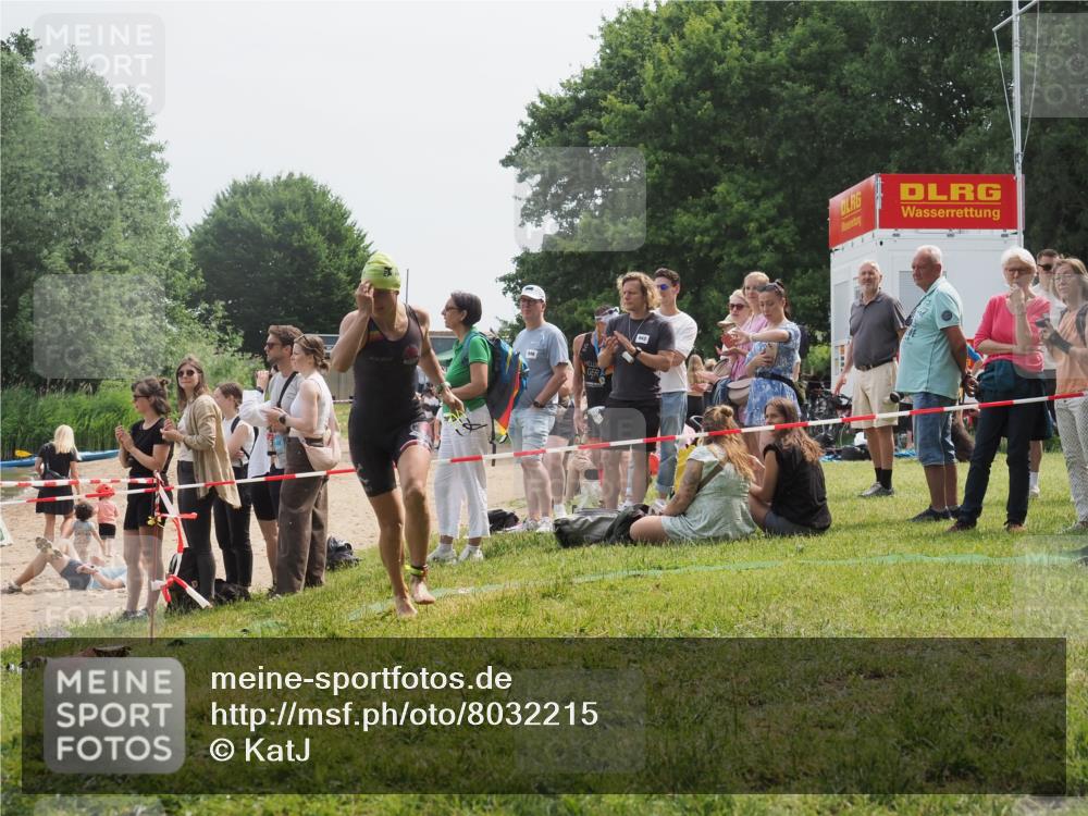 15.06.2025 - 27. Vierlanden-Triathlon KatJ http://msf.ph/oto/8032215 15.06.2025 11:12:08 Schwimmen 921, 934 meine-sportfotos.de