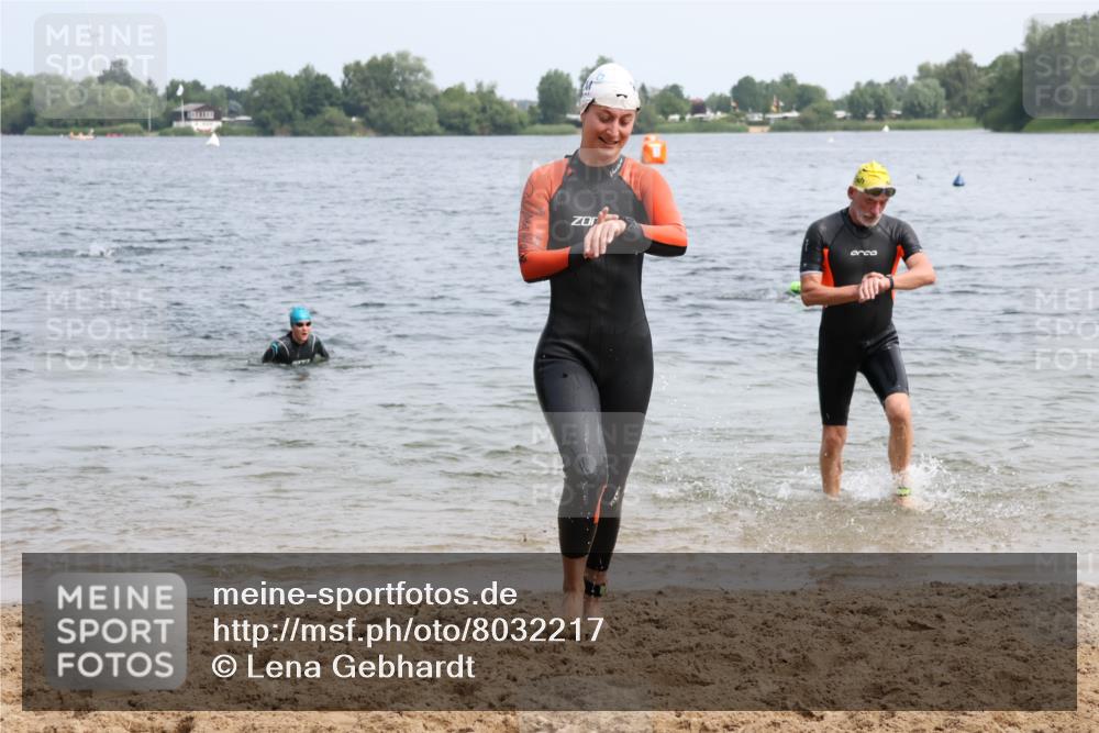 15.06.2025 - 27. Vierlanden-Triathlon Lena Gebhardt http://msf.ph/oto/8032217 15.06.2025 11:13:59 Schwimmen 800, 904, 920 meine-sportfotos.de