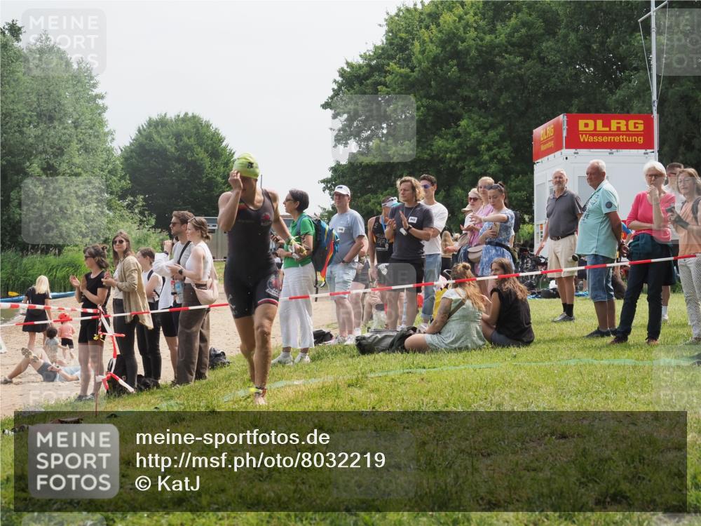 15.06.2025 - 27. Vierlanden-Triathlon KatJ http://msf.ph/oto/8032219 15.06.2025 11:12:08 Schwimmen 921, 934 meine-sportfotos.de