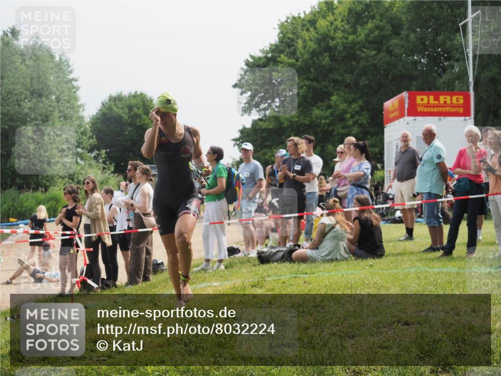 15.06.2025 - 27. Vierlanden-Triathlon KatJ http://msf.ph/oto/8032224 15.06.2025 11:12:08 Schwimmen 921, 934 meine-sportfotos.de