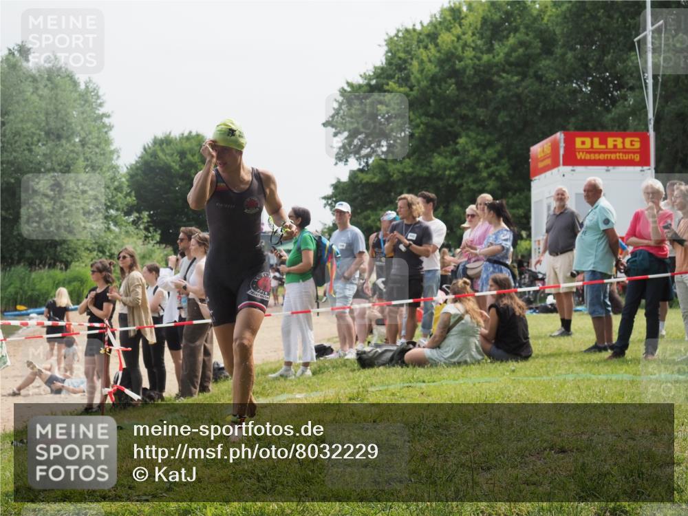 15.06.2025 - 27. Vierlanden-Triathlon KatJ http://msf.ph/oto/8032229 15.06.2025 11:12:08 Schwimmen 921, 934 meine-sportfotos.de