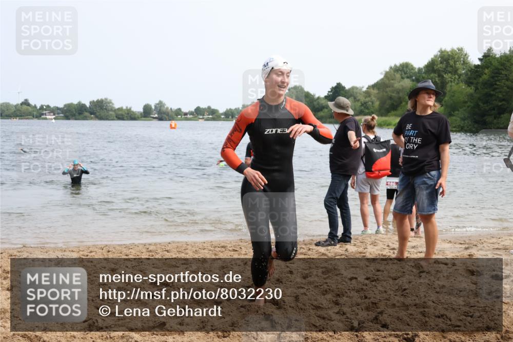15.06.2025 - 27. Vierlanden-Triathlon Lena Gebhardt http://msf.ph/oto/8032230 15.06.2025 11:14:00 Schwimmen 800, 904, 920, 952 meine-sportfotos.de