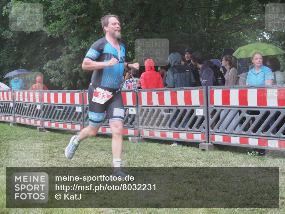21.06.2025 - 27. Vierlanden-Triathlon KatJ http://msf.ph/oto/8032231 15.06.2025 13:42:33 Ziel 93, 779 meine-sportfotos.de