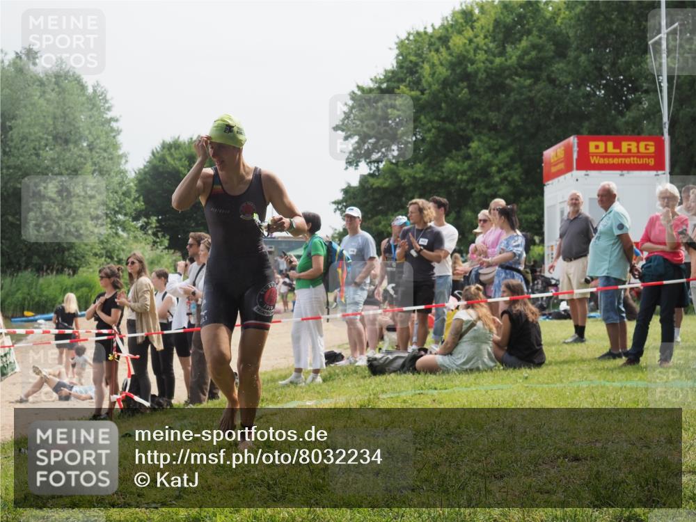 15.06.2025 - 27. Vierlanden-Triathlon KatJ http://msf.ph/oto/8032234 15.06.2025 11:12:08 Schwimmen 921, 934 meine-sportfotos.de