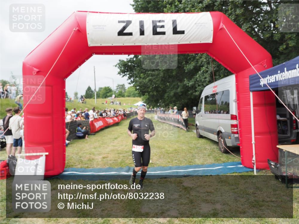 21.06.2025 - 27. Vierlanden-Triathlon MichiJ http://msf.ph/oto/8032238 15.06.2026 12:50:20 Ziel 100 meine-sportfotos.de